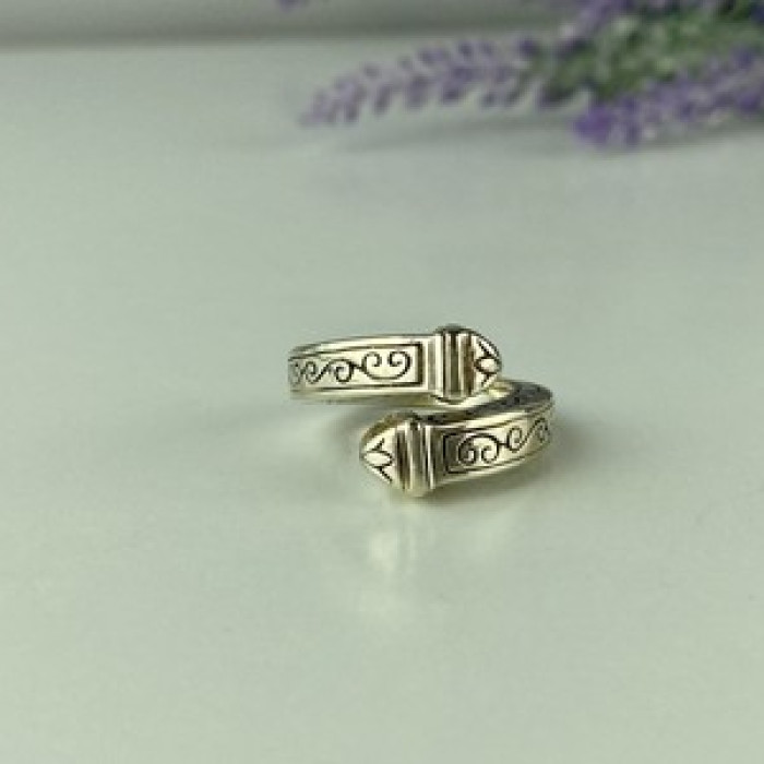 Vintage 925 Sterling Silver Ring Size 5.5 (Adjustable)