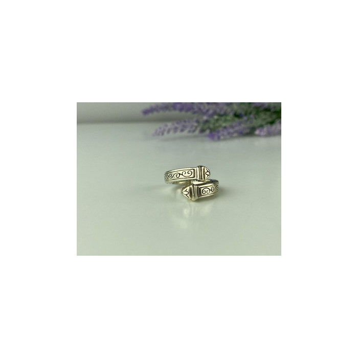 Vintage 925 Sterling Silver Ring Size 5.5 (adjustable)