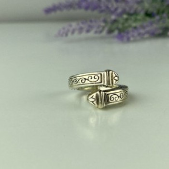 Vintage 925 Sterling Silver Ring Size 5.5 (Adjustable)