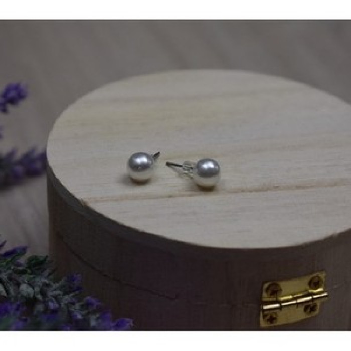 Stud Earrings with Pearls