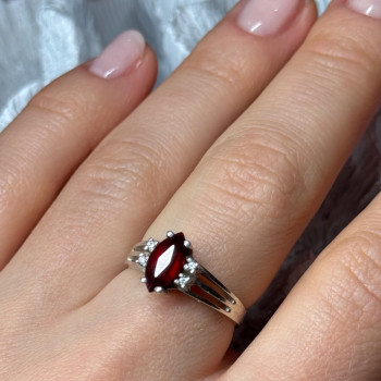 925 Sterling Silver Garnet Ring Size 7
