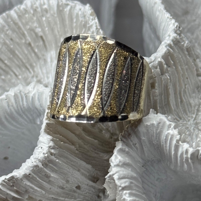 Elegant 925 Sterling Silver & 10K Yellow Gold Ring Size 7