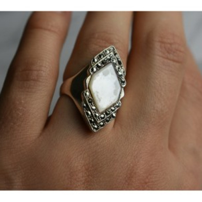 925 Sterling Silver Mother OF Pearl & Marcasites Ring Size 6.5