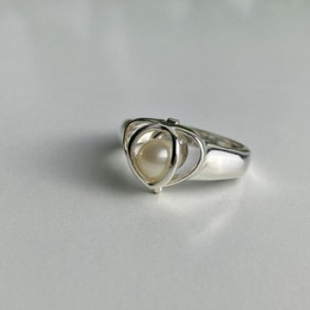 925 Sterling Silver Pearl Ring Size 6.5
