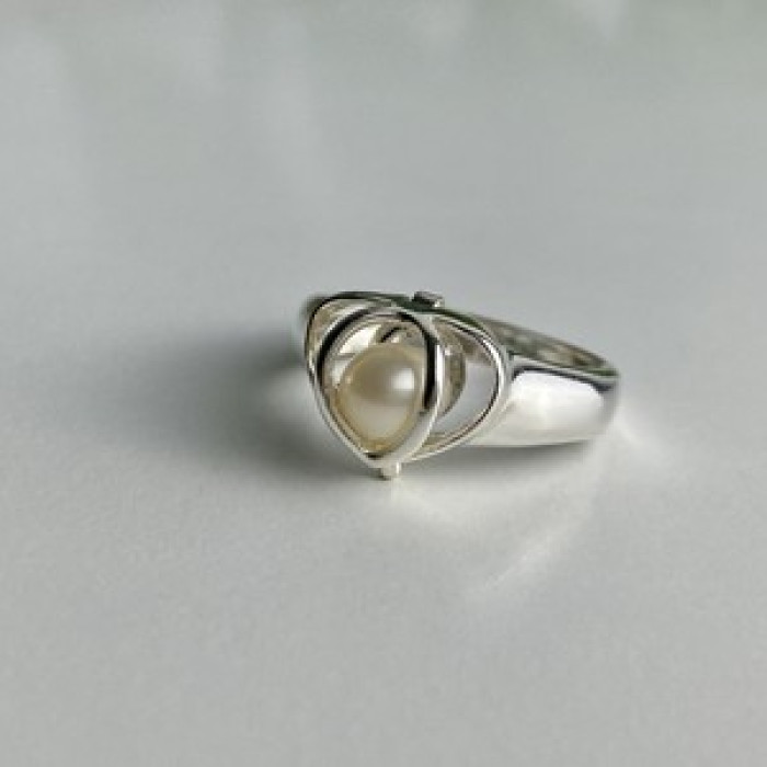 925 Sterling Silver Pearl Ring Size 6.5