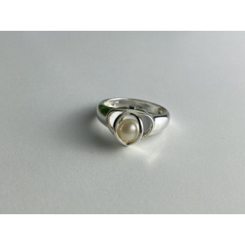 925 Sterling Silver Pearl Ring Size 6.5