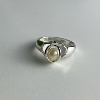925 Sterling Silver Pearl Ring Size 6.5