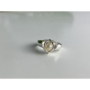 925 Sterling Silver Pearl Ring Size 6.5