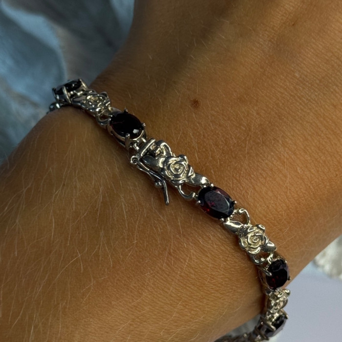 925 Sterling Silver Flower Garnet Bracelet Length 8