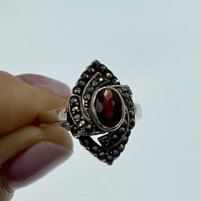 925 Sterling Silver Garnet & Marcasites Ring Size 7