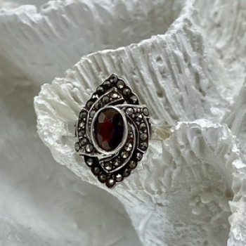 925 Sterling Silver Garnet & Marcasites Ring Size 7