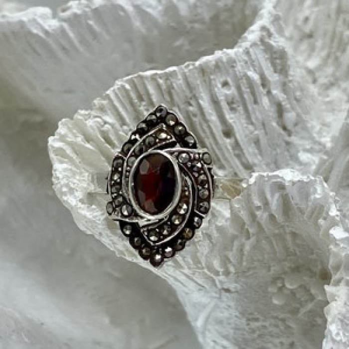 925 Sterling Silver Garnet & Marcasites Ring Size 7