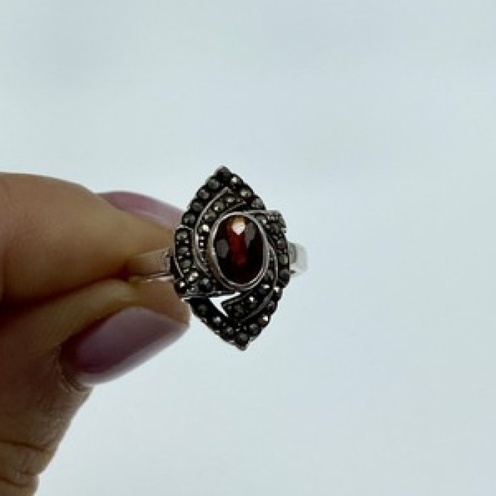 925 Sterling Silver Garnet & Marcasites Ring Size 7
