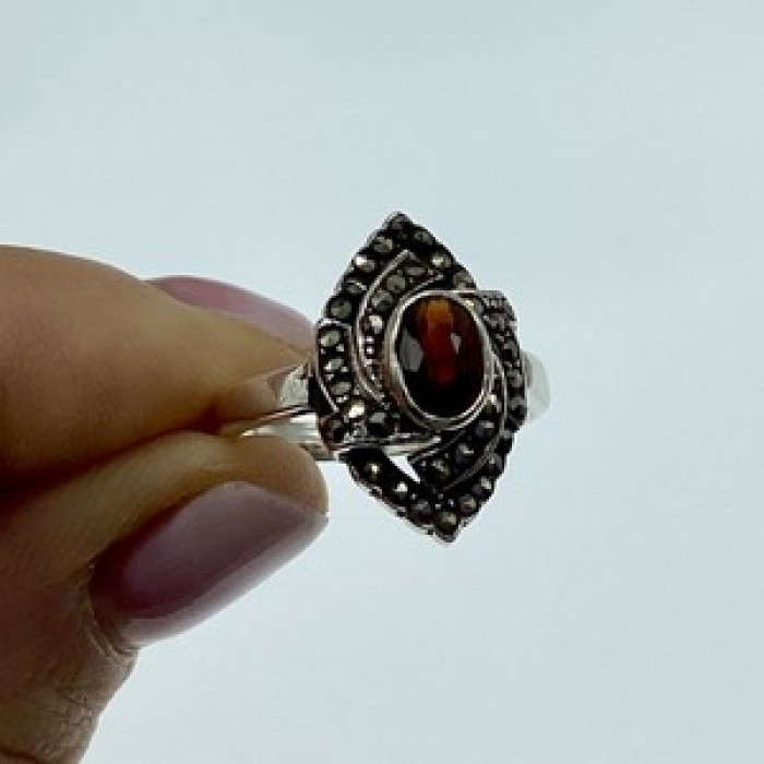925 Sterling Silver Garnet & Marcasites Ring Size 7