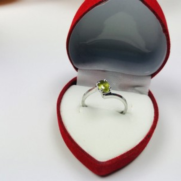 925 Sterling Silver Peridot Ring Size 6