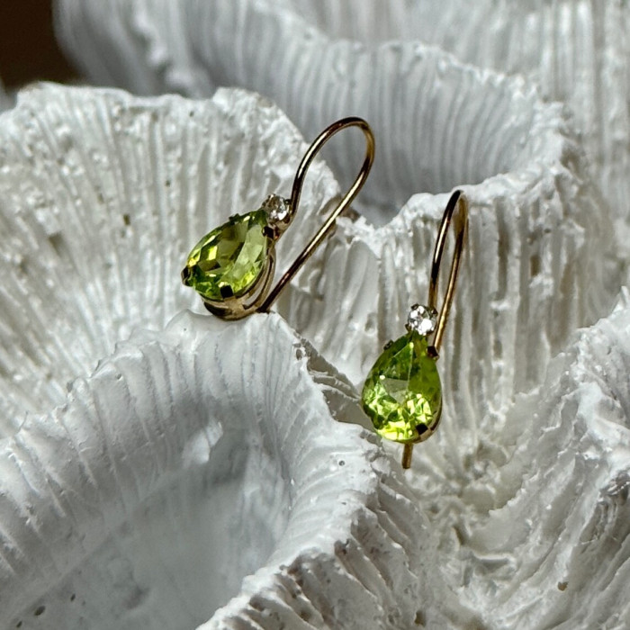 10K YELLOW GOLD PERIDOT & DIAMOND EARRINGS LENGHT 0.7 Inch