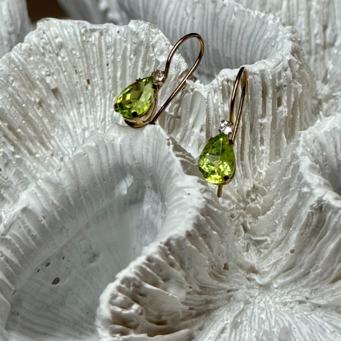 10K YELLOW GOLD PERIDOT & DIAMOND EARRINGS LENGHT 0.7 Inch