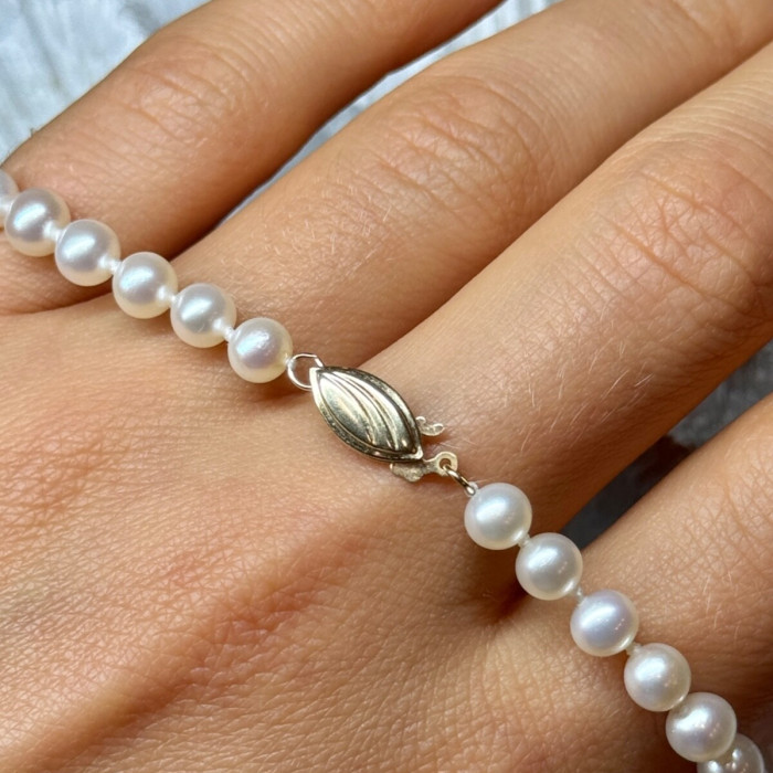 14K Yellow Gold Claps Fresh Water Pearl Necklace 18 Inch