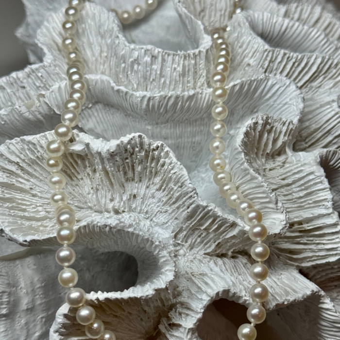 14K Yellow Gold Claps Fresh Water Pearl Necklace 18 Inch