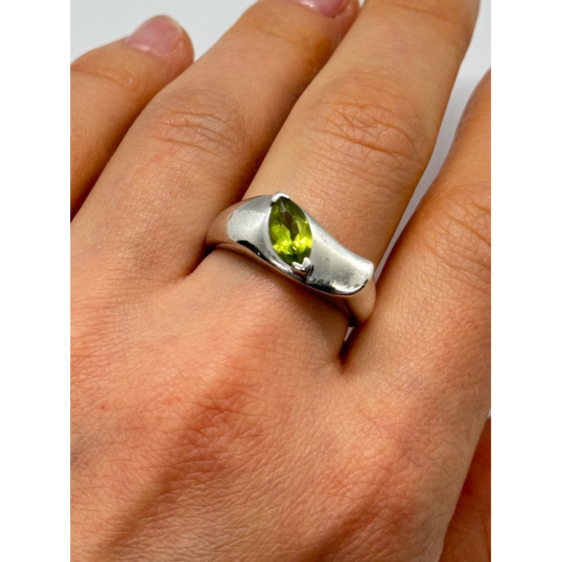925 Sterling Silver Peridot Ring Size 8