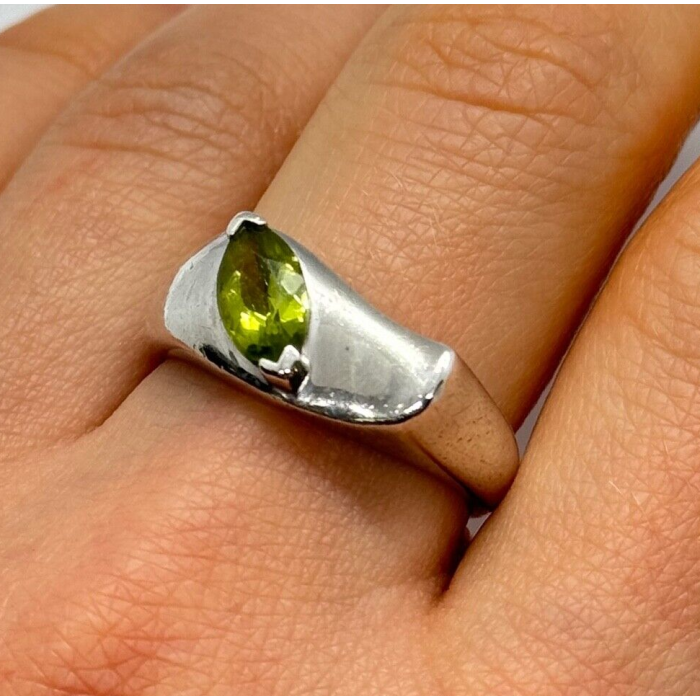 925 Sterling Silver Peridot Ring Size 8