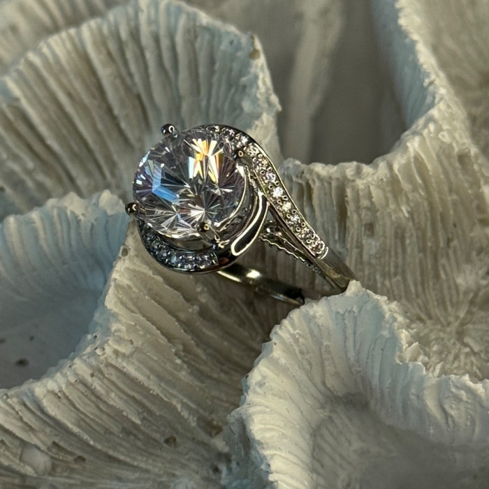 Shiny 925 Sterling Silver Cz Ring Size 8