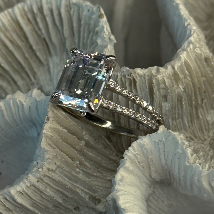 Beautiful 925 Sterling Silver Cz Ring Size 7