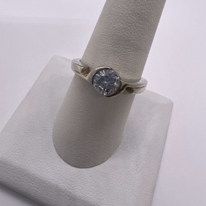 925 Sterling Silver CZ Ring Size 8.5