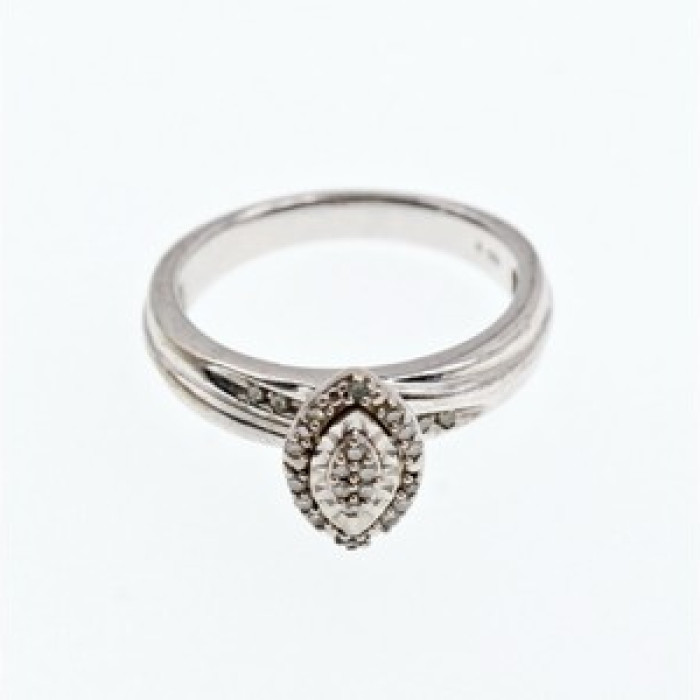 925 Sterling Silver White Sapphires Ring Size 7