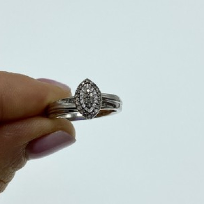 925 Sterling Silver White Sapphires Ring Size 7