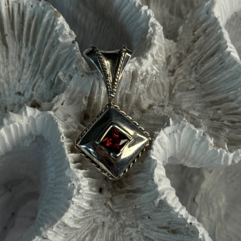 Vintage 925 Sterling Silver Garnet Pendant Length 1.10 Inch
