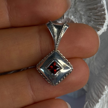 Vintage 925 Sterling Silver Garnet Pendant Length 1.10 Inch