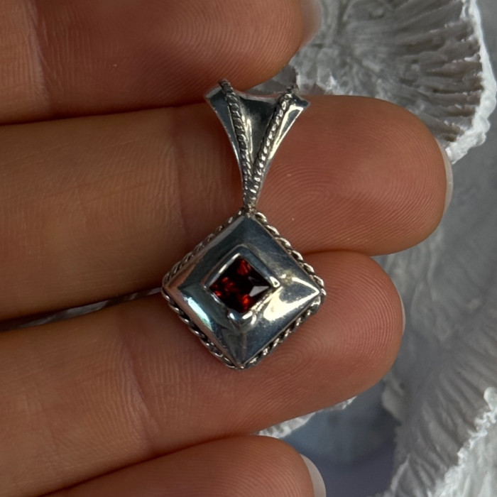 Vintage 925 Sterling Silver Garnet Pendant Length 1.10 Inch