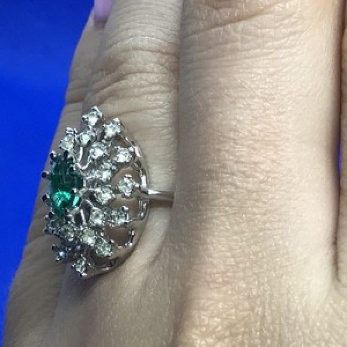 Beautifull Ring With Green & White CZ Size 6.5