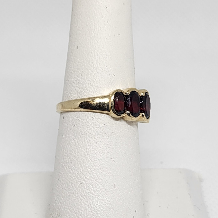 10K 417 Yellow Gold & Garnet Ring MW Size 6