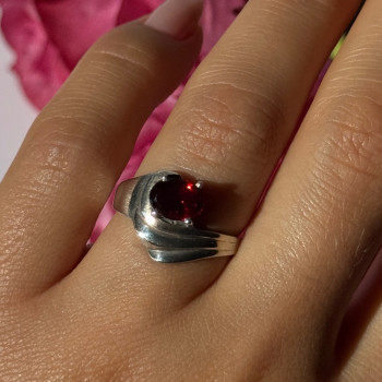 925 Sterling Silver Garnet Ring Size 7.5