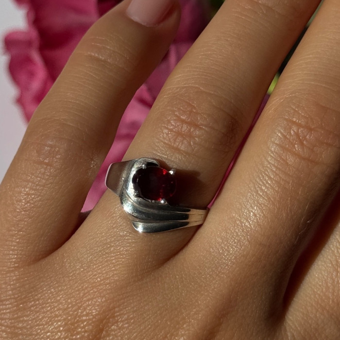 925 Sterling Silver Garnet Ring Size 7.5