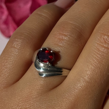 925 Sterling Silver Garnet Ring Size 7.5
