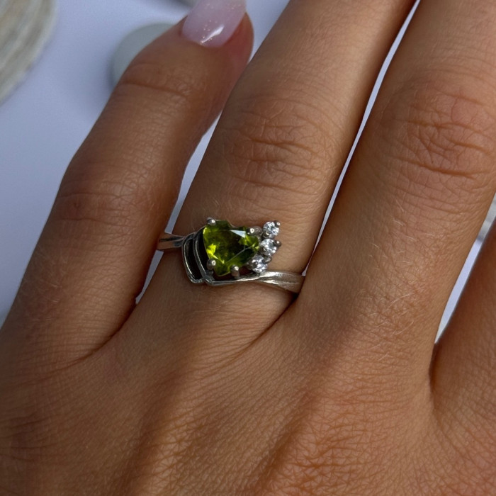 925 Sterling Silver Peridot Heart & Beryl Ring Size 8