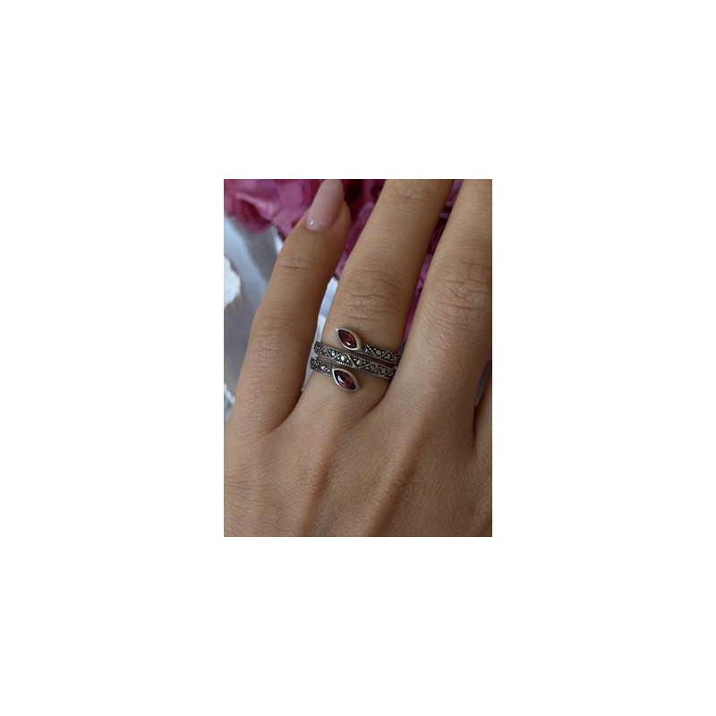 925 Sterling Silver Garnet & Marcasite Ring Size 7