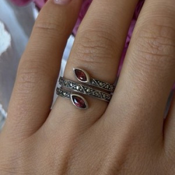 925 Sterling Silver Garnet & Marcasite Ring Size 7