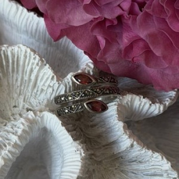 925 Sterling Silver Garnet & Marcasite Ring Size 7