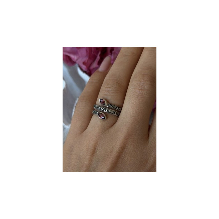 925 Sterling Silver Garnet & Marcasite Ring Size 7