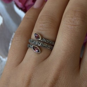 925 Sterling Silver Garnet & Marcasite Ring Size 7