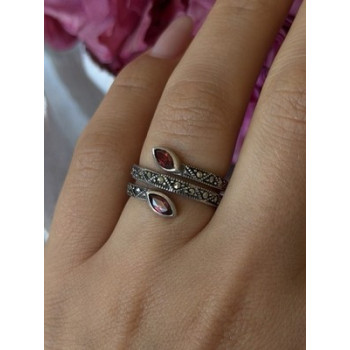 925 Sterling Silver Garnet & Marcasite Ring Size 7