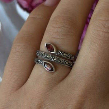 925 Sterling Silver Garnet & Marcasite Ring Size 7