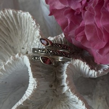 925 Sterling Silver Garnet & Marcasite Ring Size 7