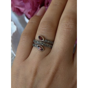 925 Sterling Silver Garnet & Marcasite Ring Size 7