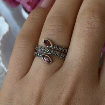 925 Sterling Silver Garnet & Marcasite Ring Size 7