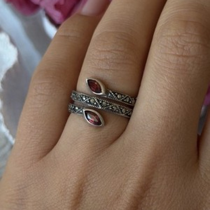 925 Sterling Silver Garnet & Marcasite Ring Size 7